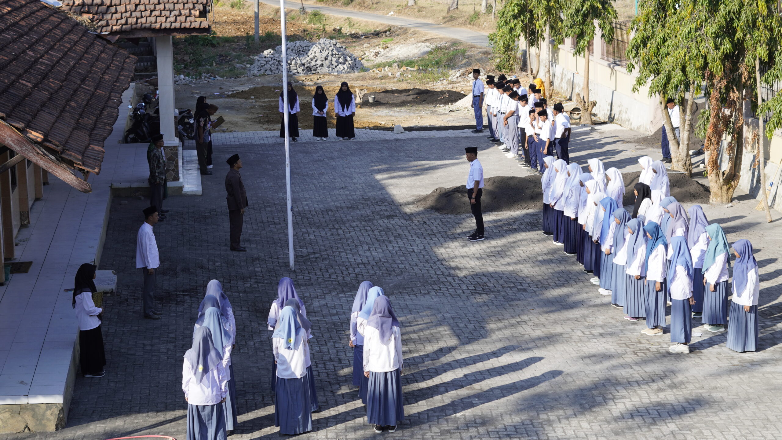 Pelaksanaan Upacara Bendera Perdana Semester Ganjil